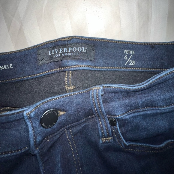 Like new petite 6/28 Los Angeles Liverpool high rise ankle jeans! - Picture 4 of 9